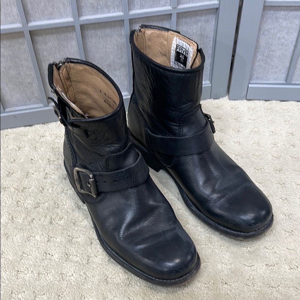 FRYE The Vicky 6" Women’s Boot in Black Leather, Size 5.